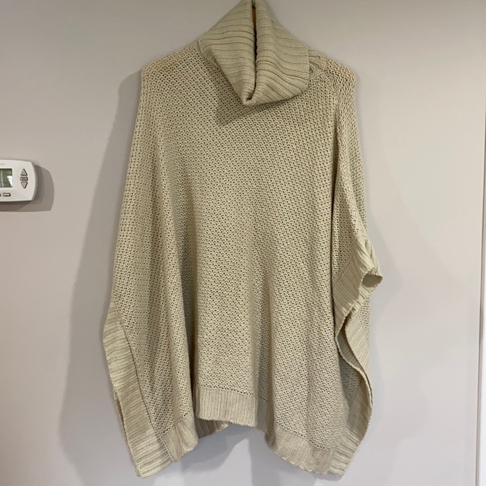 CUPCAKES AND CASHMERE Turtleneck Poncho